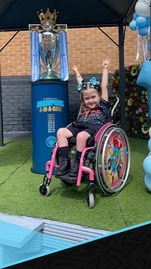 لحظة لا تُنسى.. مانشستر سيتي يفاجئ طفلة بتسليم كأس بريميرليج لها في منزلها